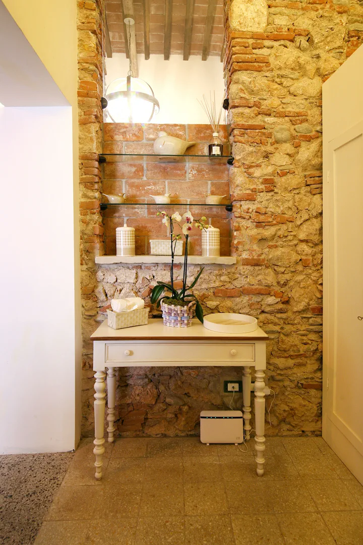 Musa, appartamento shabby toscano con travi a vista
